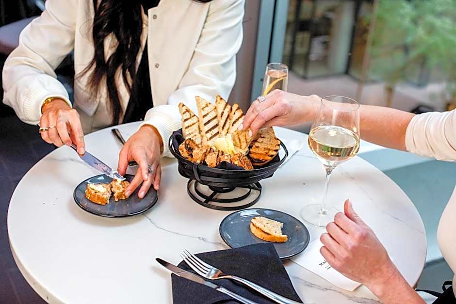 The Marquette Hotel, Curio Collection by Hilton