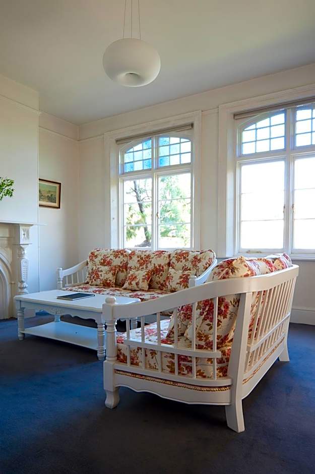 Lowena Cafe and Accommodation