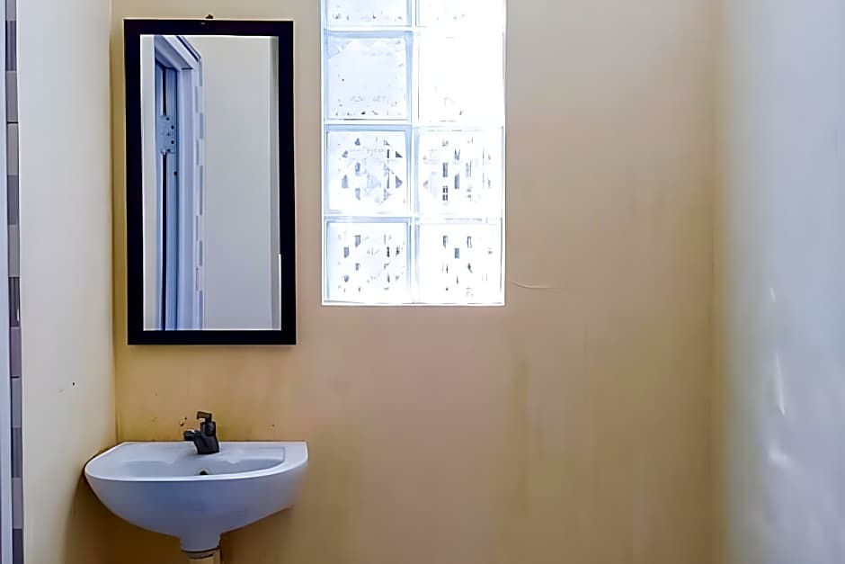 RedDoorz Syariah @ Griya Soeratin Pacitan