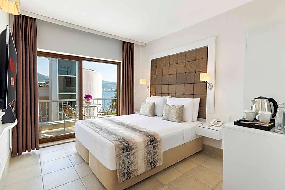 Photo 1 of 7 of 1 Double Bed or 2 Beds, Side Sea View