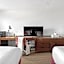 315 LoSo Hotel Airport