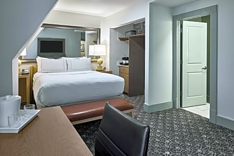 1 Queen Mobility/Hearing Access W/Rollin Shwr