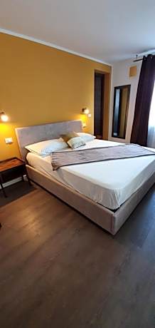 Deluxe Room (2 Adults + 1 Child)