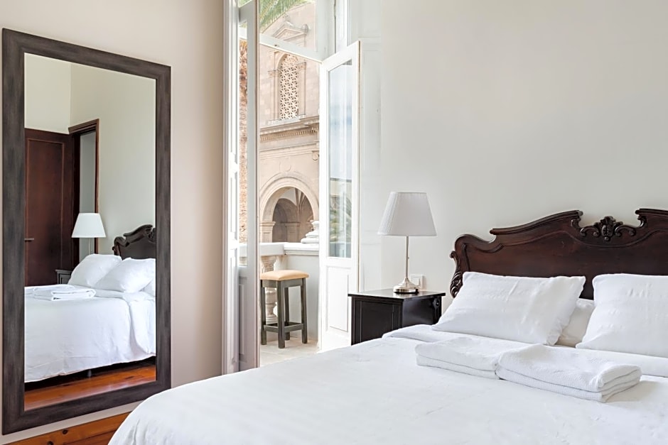 Santa Ana Suite & Rooms