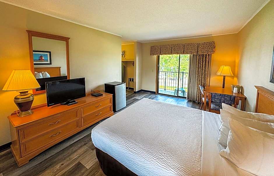 Days Inn by Wyndham Mackinaw City - Lakeview