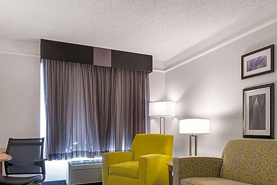 La Quinta Inn & Suites by Wyndham Ontario Airport