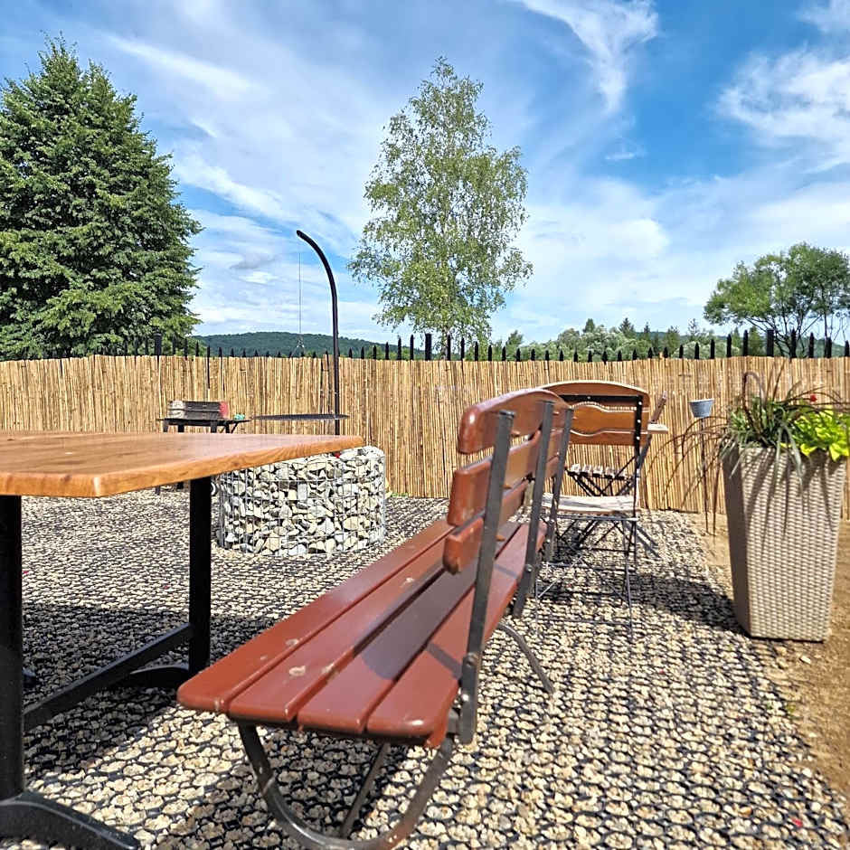 Przystań nad Sanem z widokiem na góry i rzekę