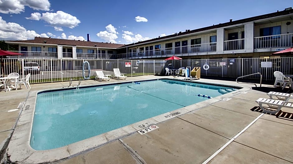 Super 8 by Wyndham Woods Cross - Salt Lake City North