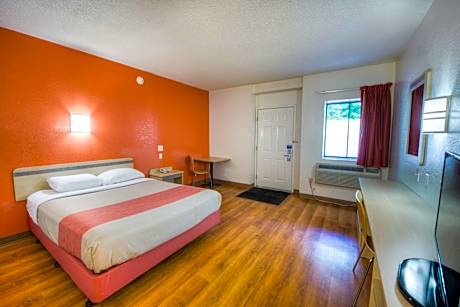 1 Queen Bed | Smoking