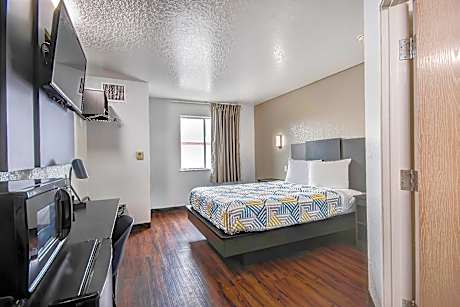 1 Queen Bed | Mob Acc RI Shwr Nsmk Micfridg