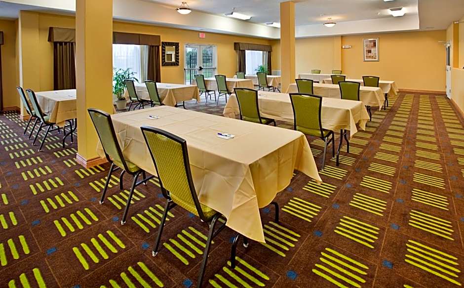 Holiday Inn Express Hotel & Suites Kansas City Sports Complex By IHG