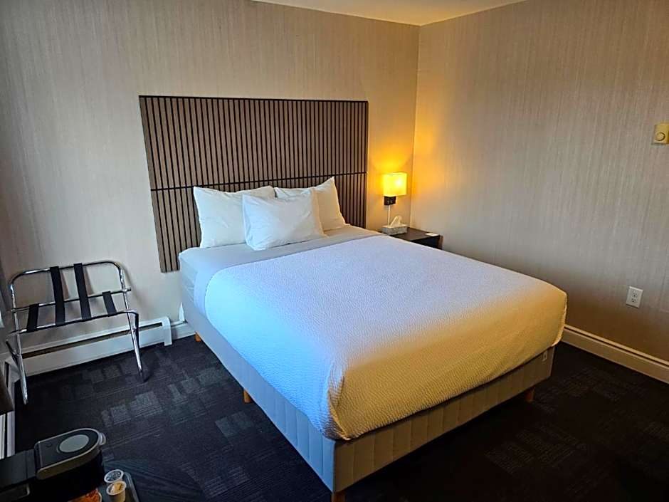 Photo 1 of 2 of 1 Queen Bed