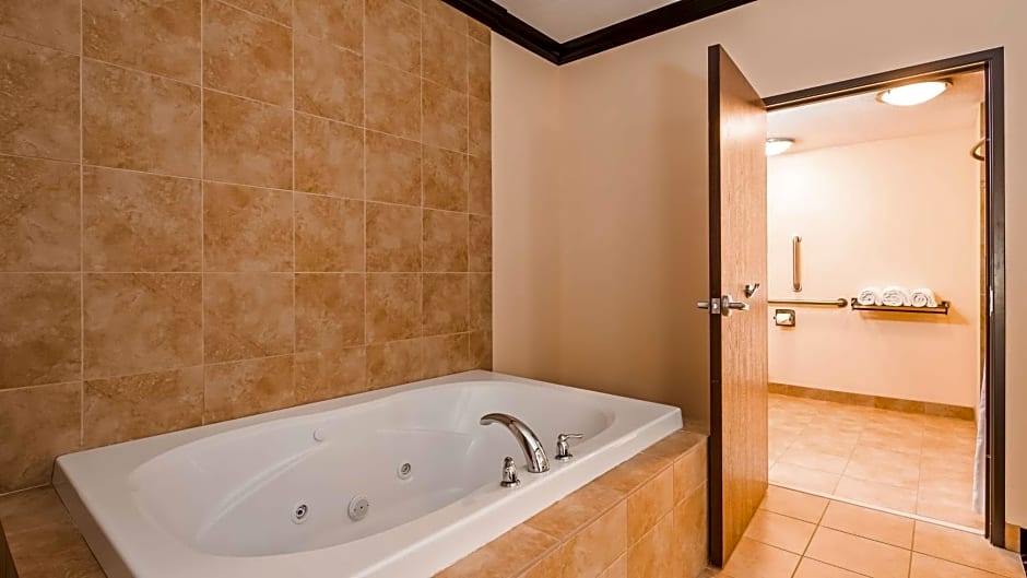 Best Western Plus Airport Inn & Suites