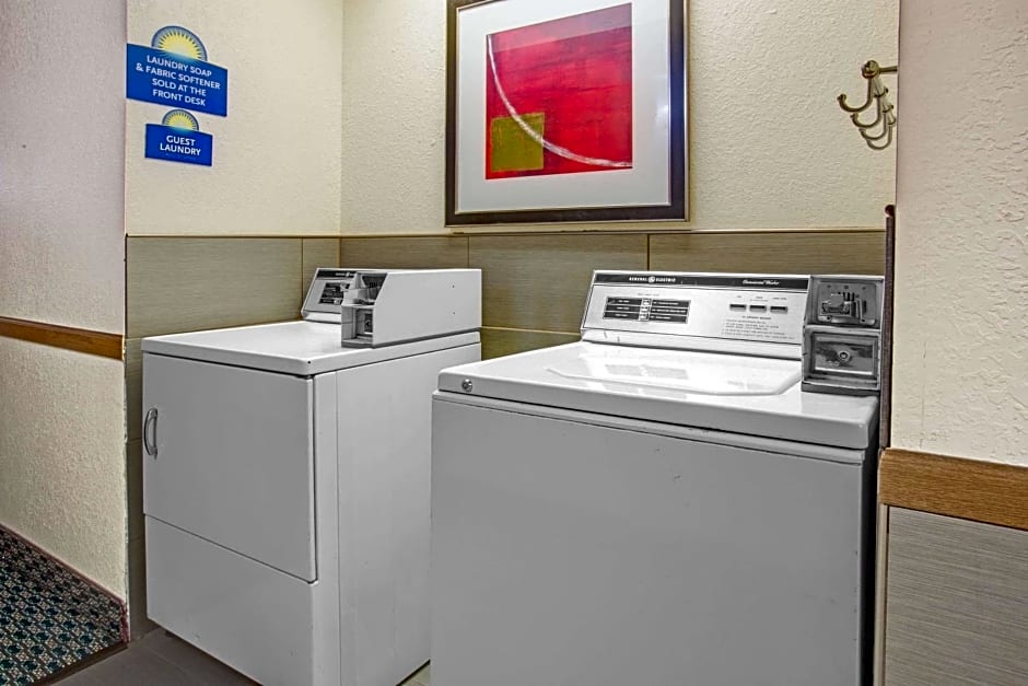 Days Inn by Wyndham Le Roy/Bloomington Southeast
