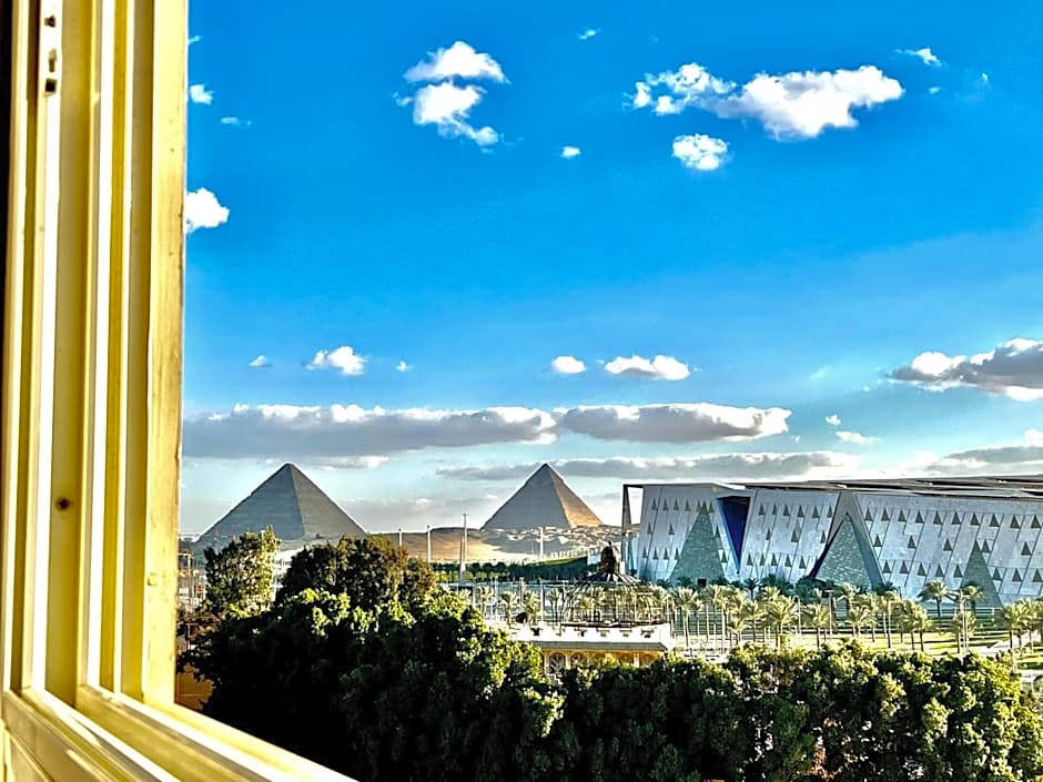 New Museum, Pyramids inn