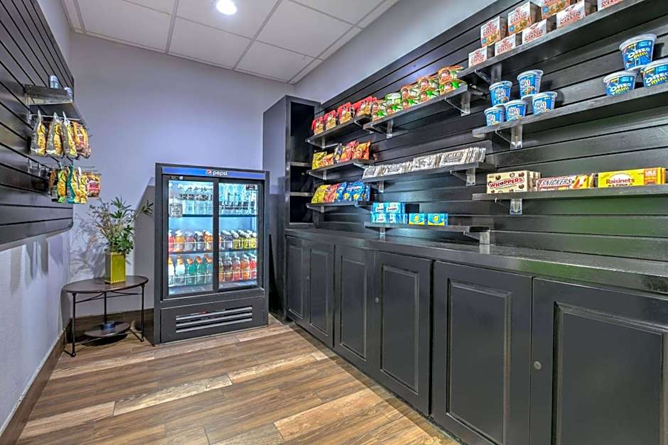 La Quinta Inn & Suites by Wyndham Tulsa Airport