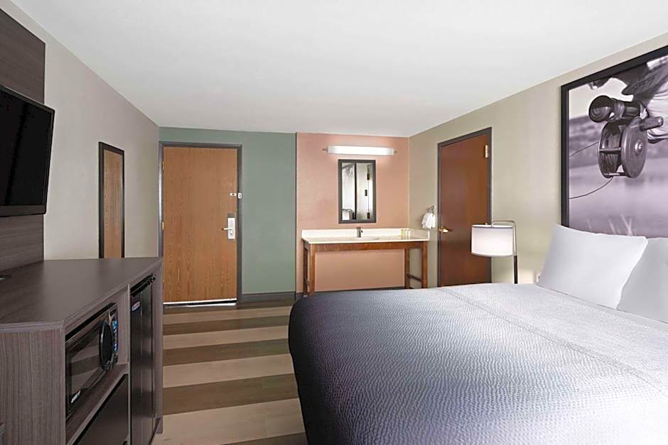 Super 8 by Wyndham Conrad