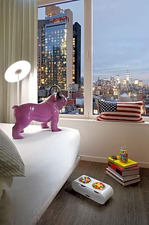 The Innside Room - Queen - CIty View