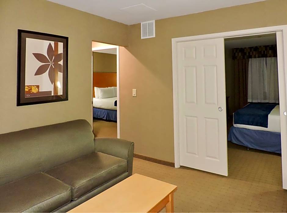 Marco LaGuardia Hotel & Suites