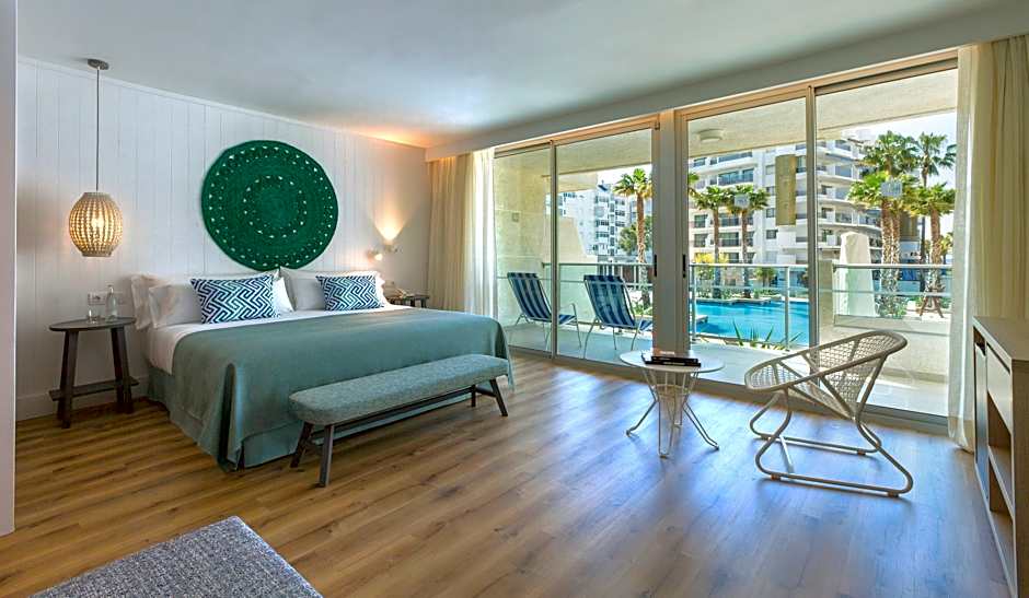 Photo 1 of 5 of Premium, Pool View