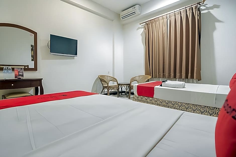 RedDoorz Near Trans Studio Mall 3