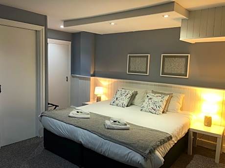 Double or Twin-Ensuite with Shower-Garden View