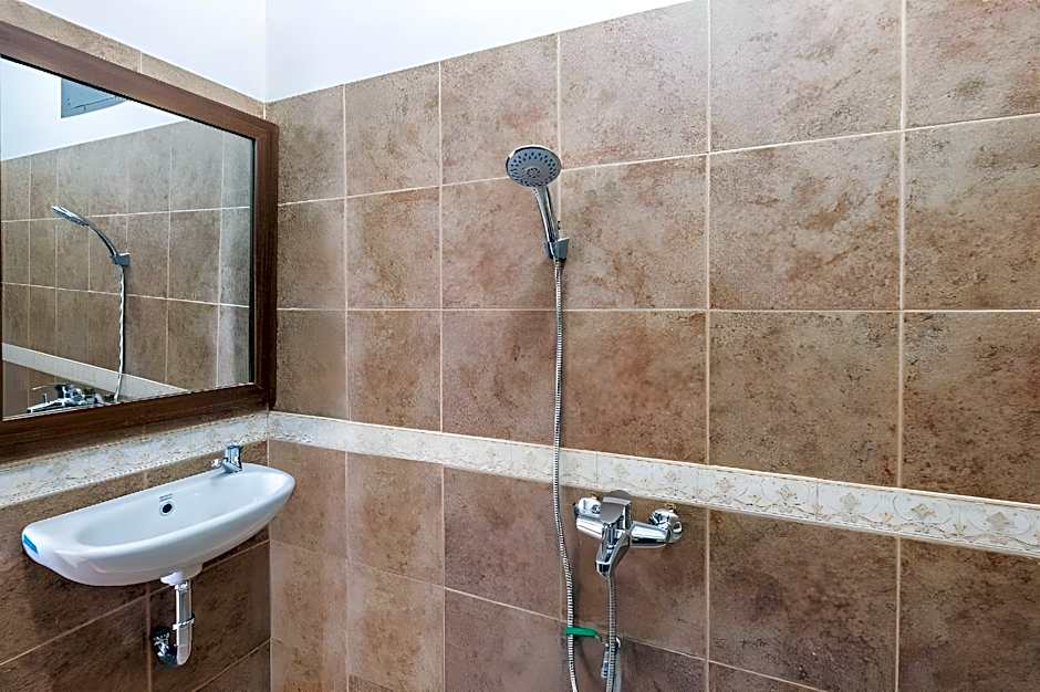 Super OYO 2704 Hotel Transit 2