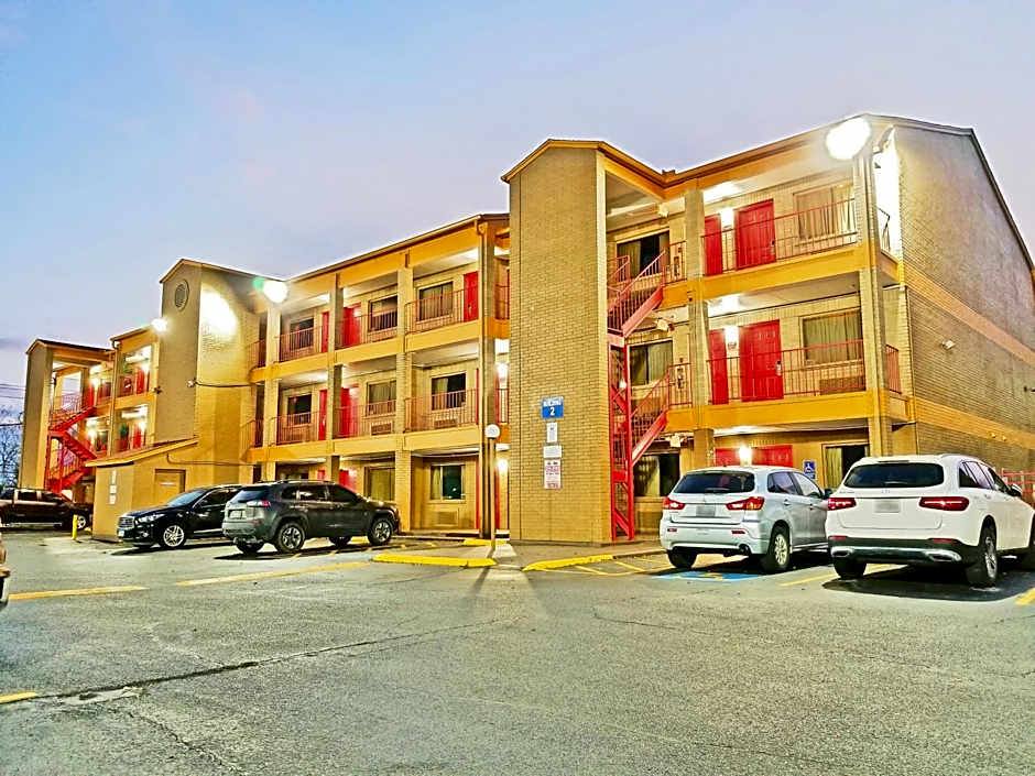 Howard Johnson by Wyndham Houston Hobby Airport