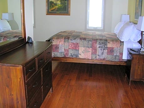 Deluxe 1 Queen Bed