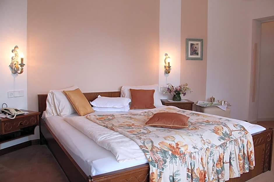 Dietrichsteinerhof Apartments & Rooms