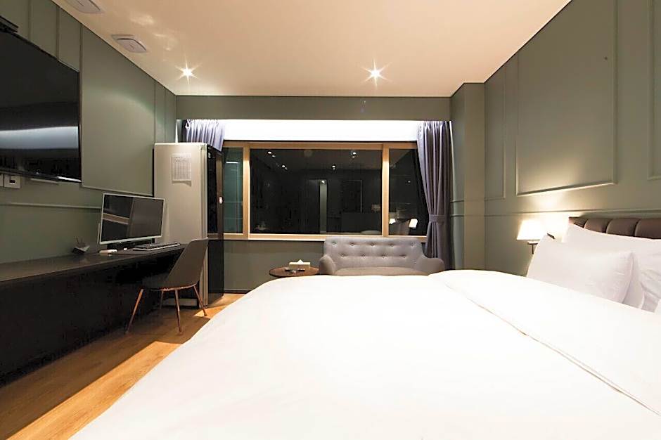 Brown Dot Incheon Nonhyeon Sorae port