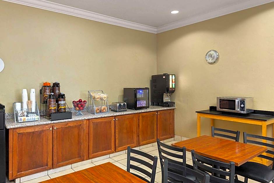 Super 8 by Wyndham Roseburg