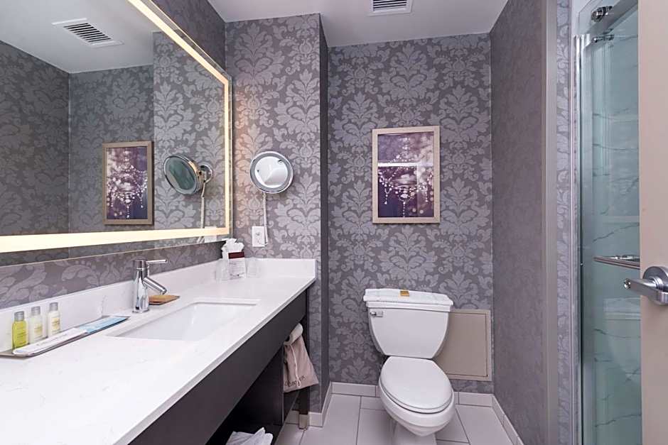 DoubleTree by Hilton Hotel Utica