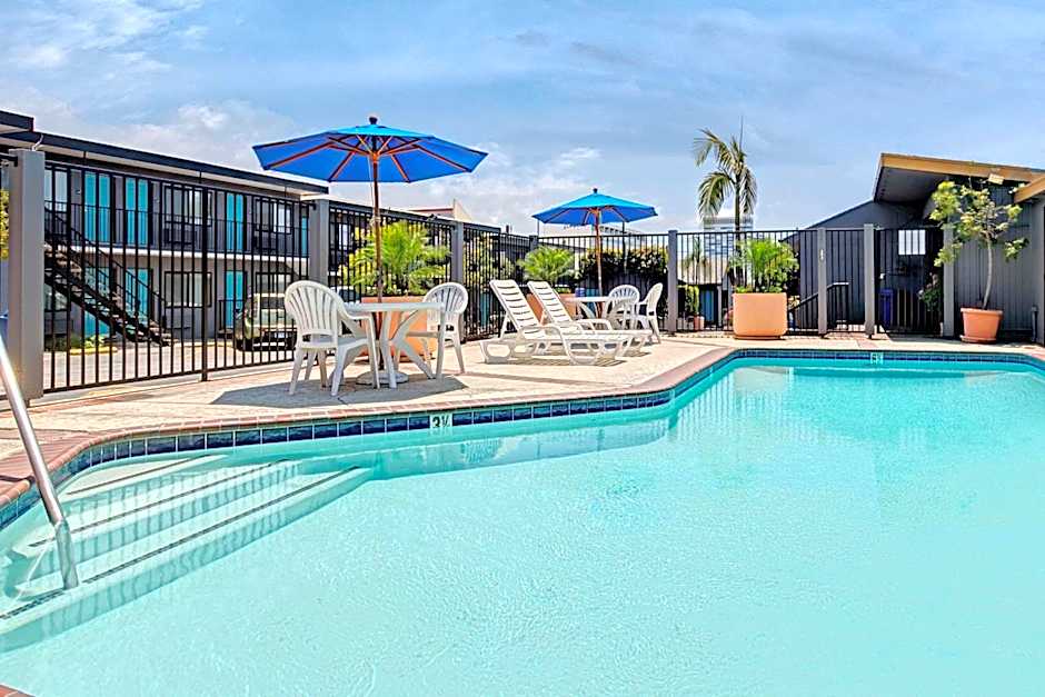 Travelodge by Wyndham LAX South