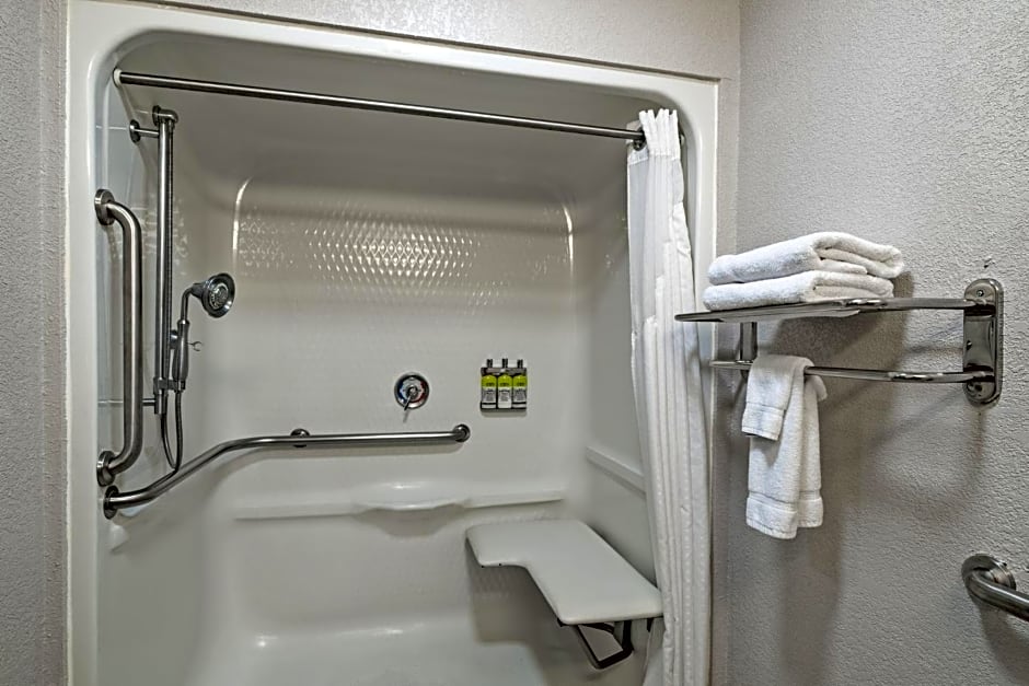 Holiday Inn Express Hotel & Suites Woodbridge by IHG
