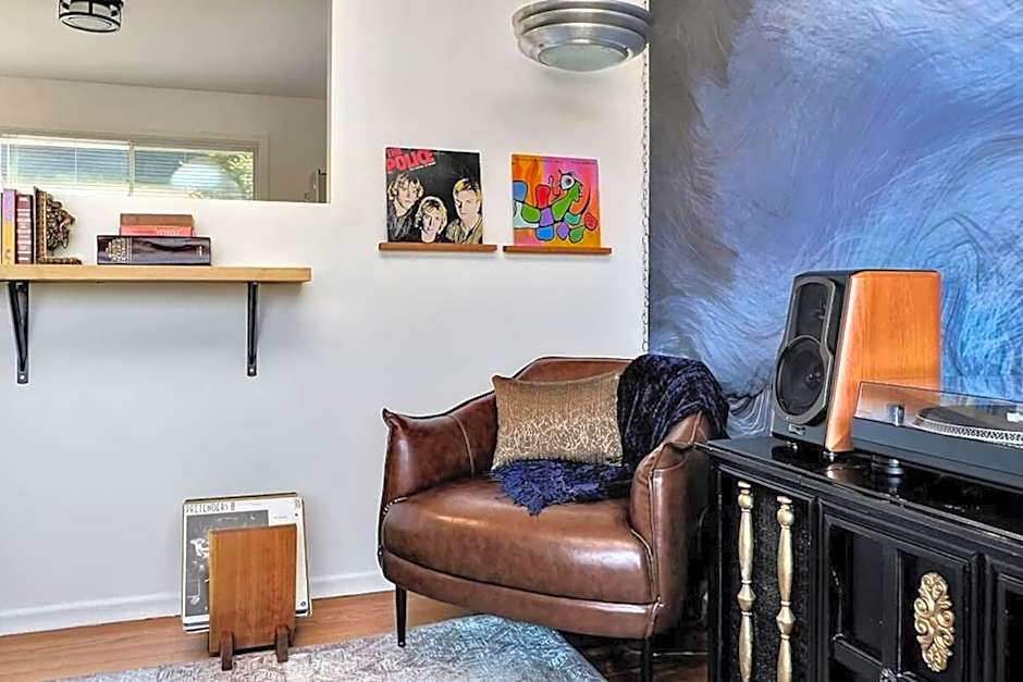 Retro vibe w hot tub piano lounge and vinyls