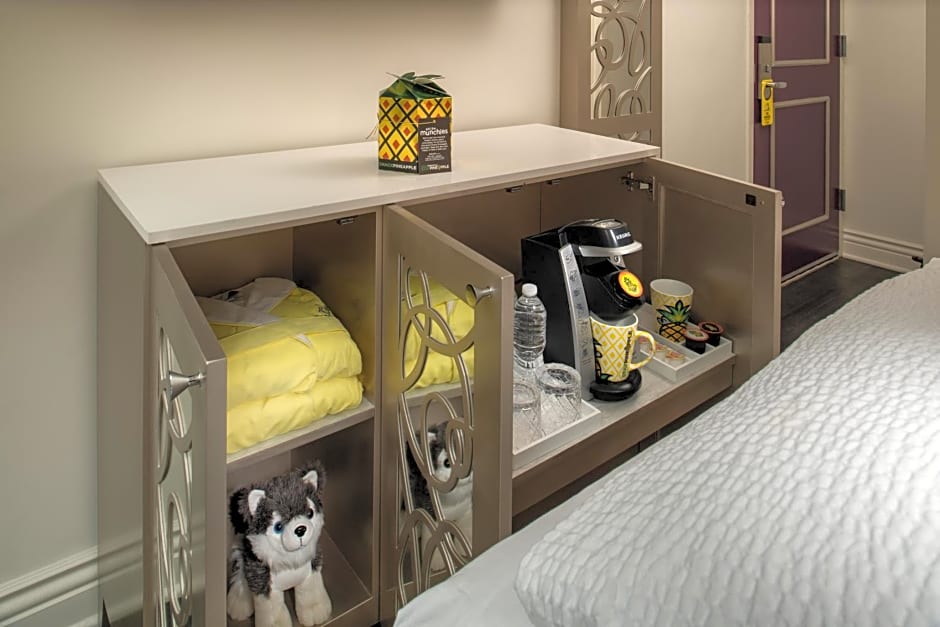 Staypineapple, An Artful Hotel, Midtown