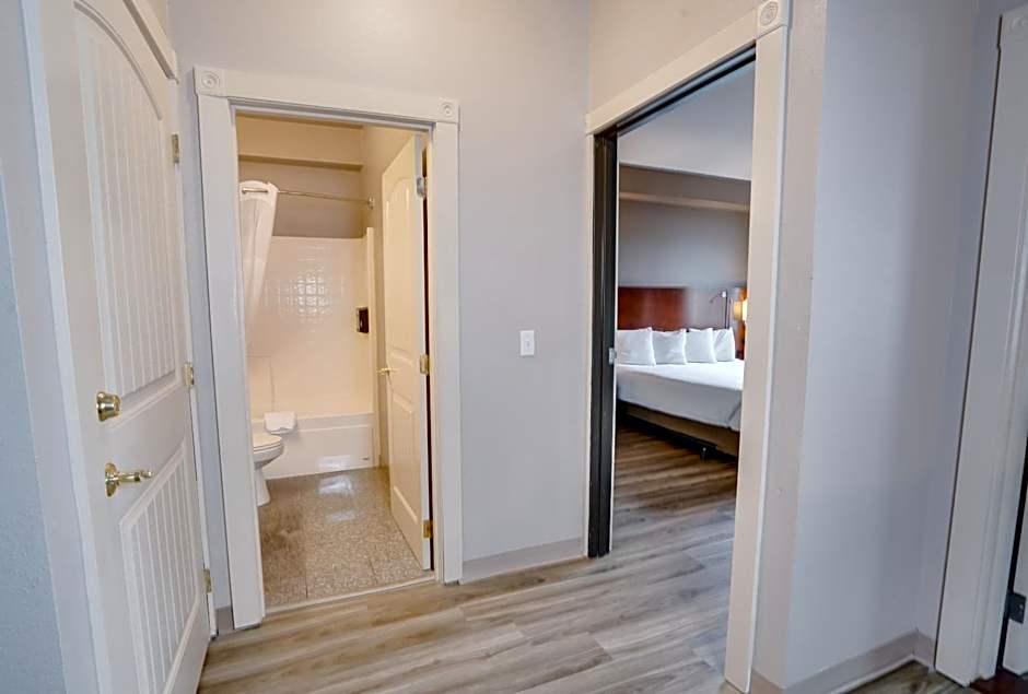 The Ashley Inn & Suites