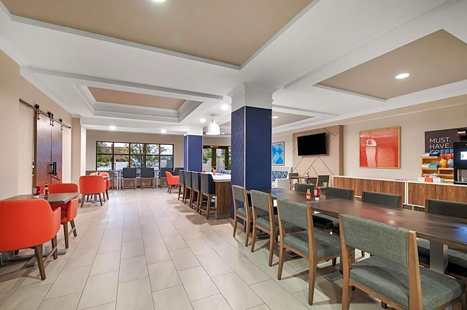 Holiday Inn Express & Suites Buffalo Airport By IHG