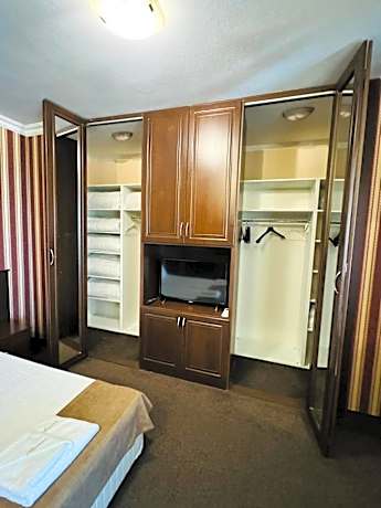 Queen Room with Spa Bath