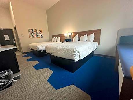 Queen Suite with Tub and Grab Bars - Mobility/Hearing Accessible - Non-Smoking