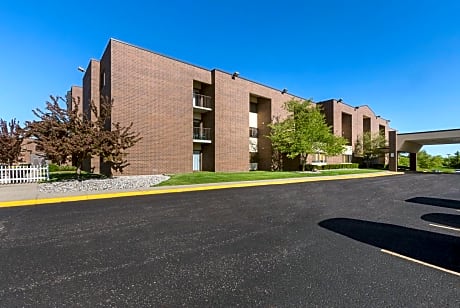 Quality Suites Hotel - Lansing
