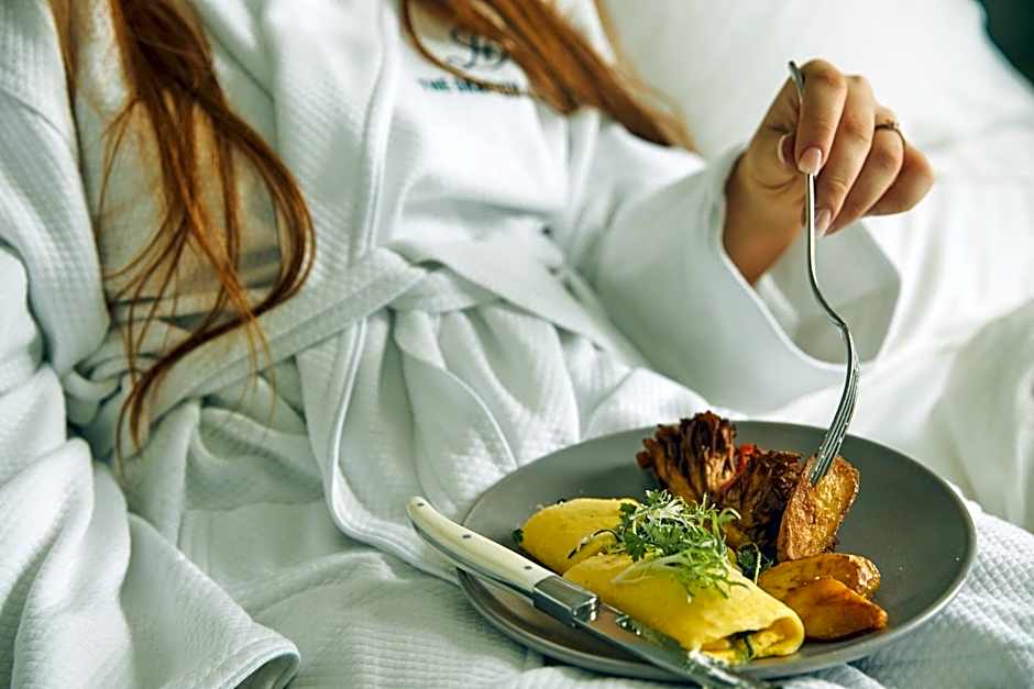 The Drayton Hotel Savannah, Curio Collection by Hilton