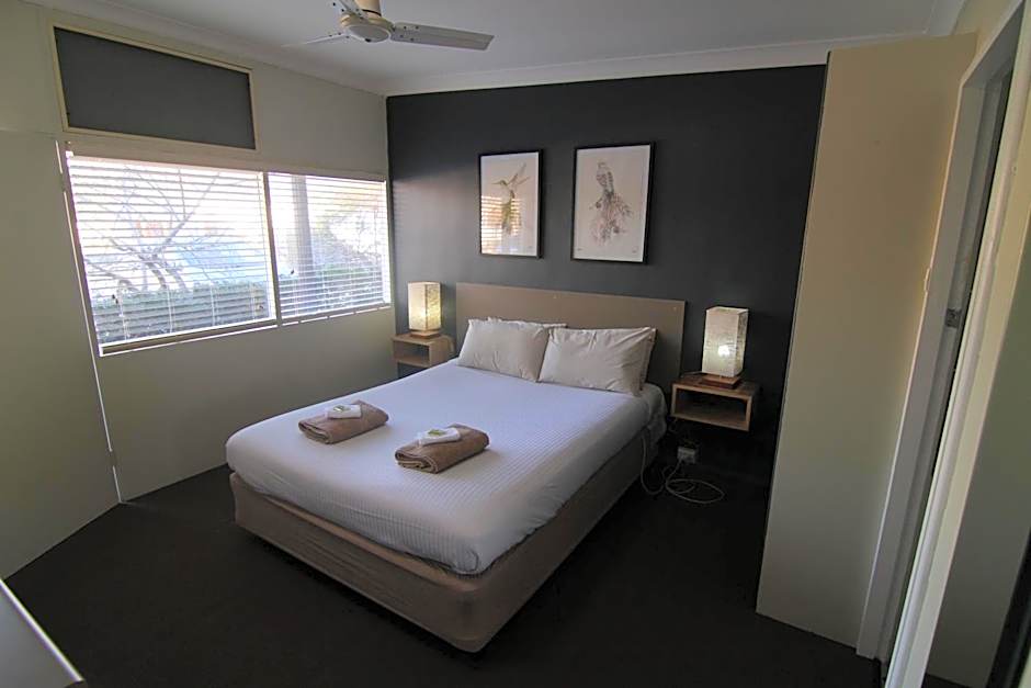 Photo 1 of 9 of 1 Queen Bed