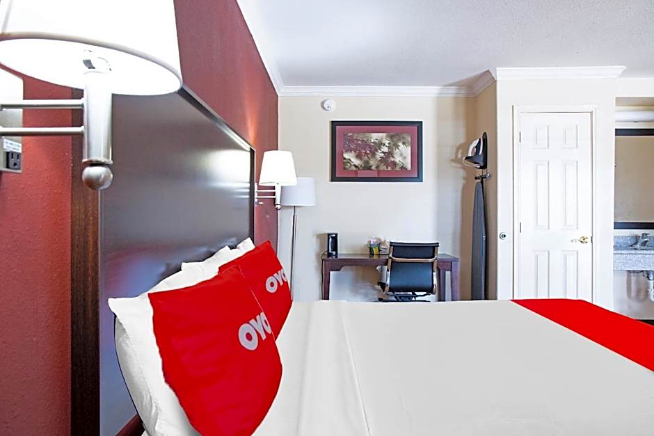 OYO Hotel McAllen Airport South - 1 mi from McAllen Medical Center