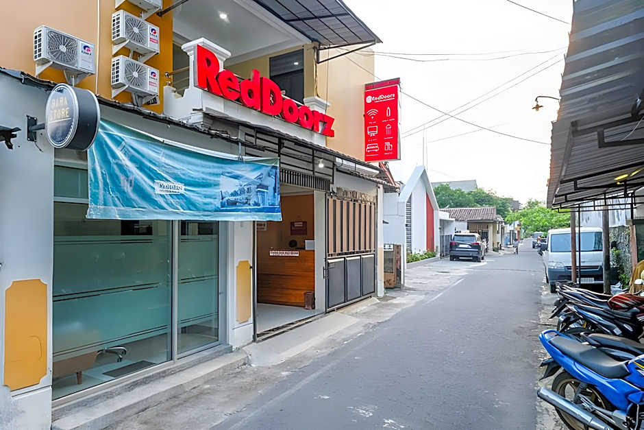 Reddoorz Syariah near Solo Square Mall