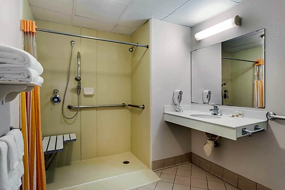 La Quinta Inn & Suites by Wyndham St. Pete-Clearwater Airport