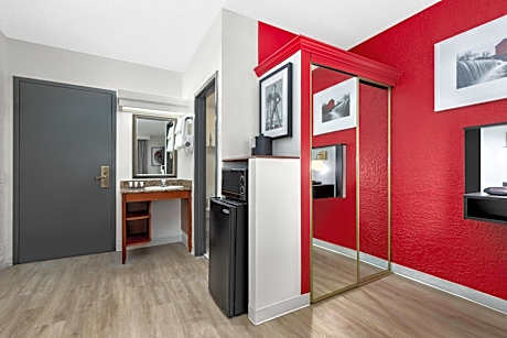 One-Bedroom Superior King Suite - Non-Smoking