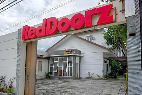 RedDoorz @ Solo Baru
