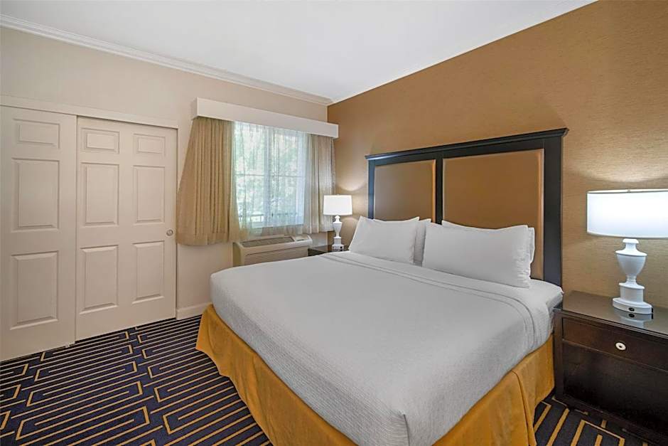 Best Western Plus Palm Court Hotel